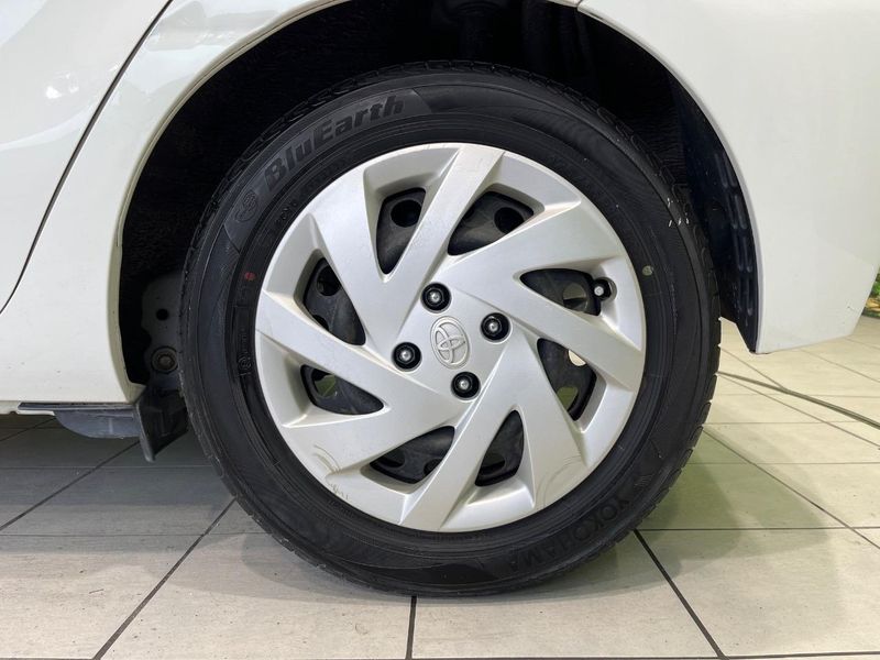 2015 Toyota Aqua DAA-NHP10 (UW-6a239095916d1)[12]