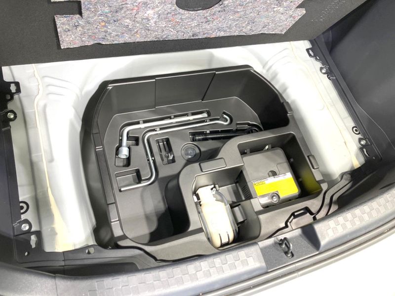 2017 Toyota Aqua DAA-NHP10 (UW-6a23909896dee)[23]