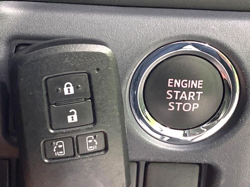 2015 Toyota Voxy DBA-ZRR80W (UW-6a28d6cbc8a5d)[4]
