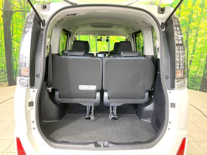 2015 Toyota Voxy DBA-ZRR80W (UW-6a28d6cbc8a5d)[25]