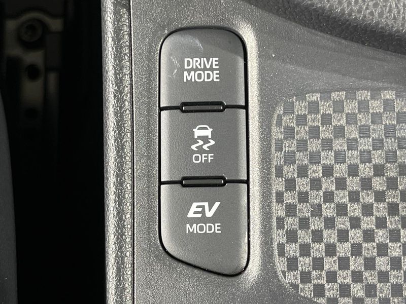 2025 Toyota Yaris Cross 6AA-MXPJ10 (UW-6a2f6d0057c42)[23]