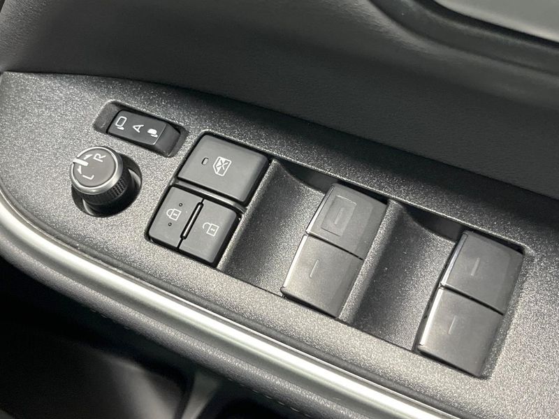 2023 Toyota Noah 6BA-MZRA90W (UW-6a2f6d16d5b21)[17]