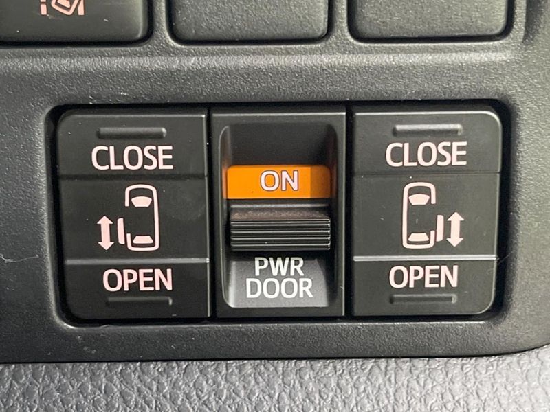 2018 Toyota Voxy DBA-ZRR80W (UW-6a2f6d7bef0d5)[29]