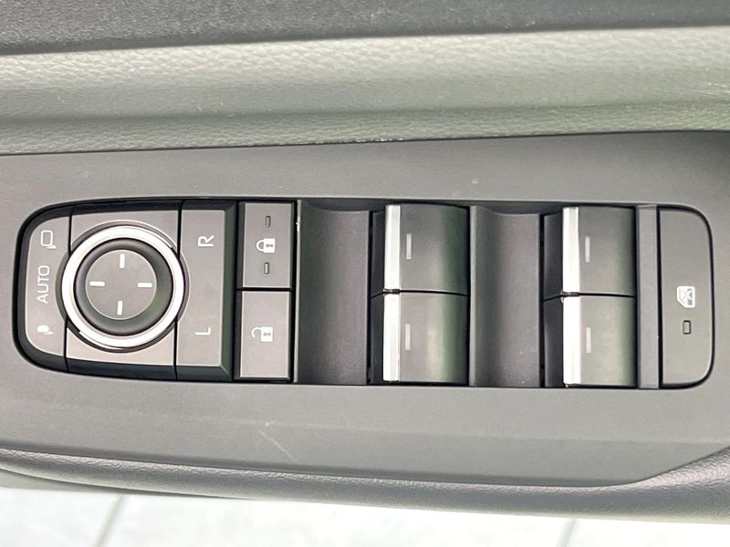 2023 Toyota Prius 6AA-MXWH60 (UW-6a32112348902)[13]