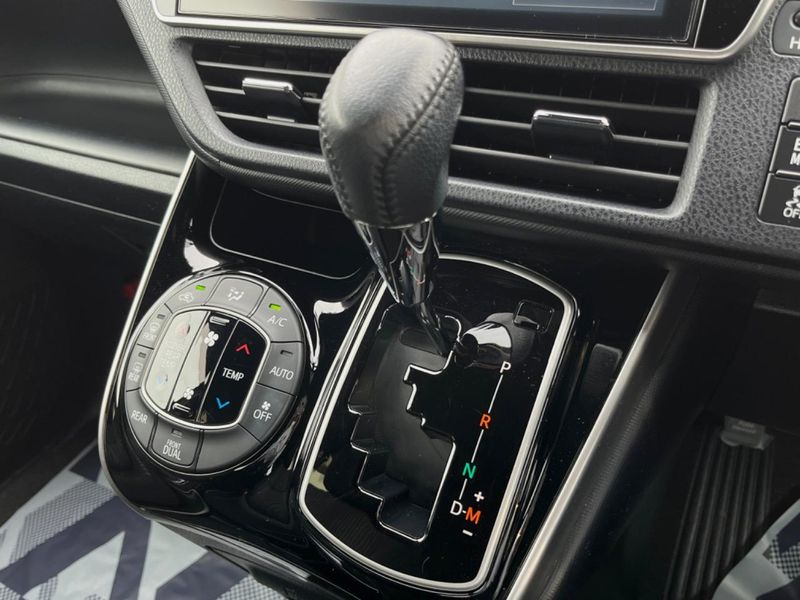 2018 Toyota Voxy DBA-ZRR80W (UW-6a3361218d0e9)[8]