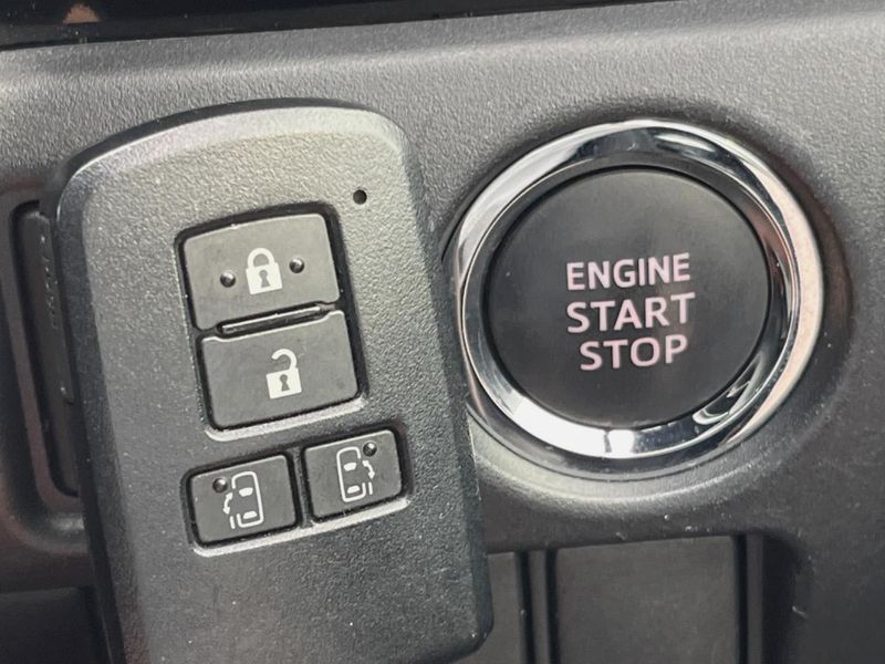 2018 Toyota Voxy DBA-ZRR80W (UW-6a3361218d0e9)[22]