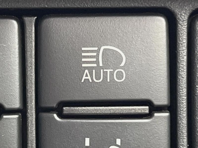 2018 Toyota Voxy DBA-ZRR80W (UW-6a3361218d0e9)[18]