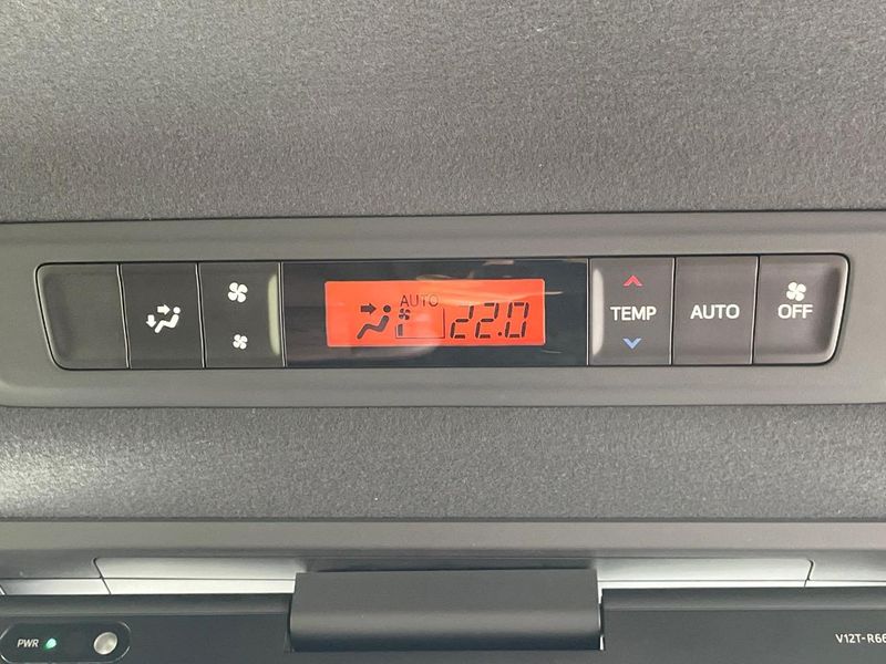 2018 Toyota Esquire DBA-ZRR80G (UW-6a34b40ed7f82)[26]