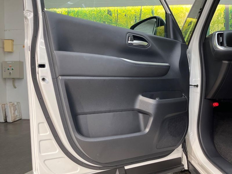 2023 Toyota Voxy 6BA-MZRA90W (UW-6a3b4b58f412b)[17]