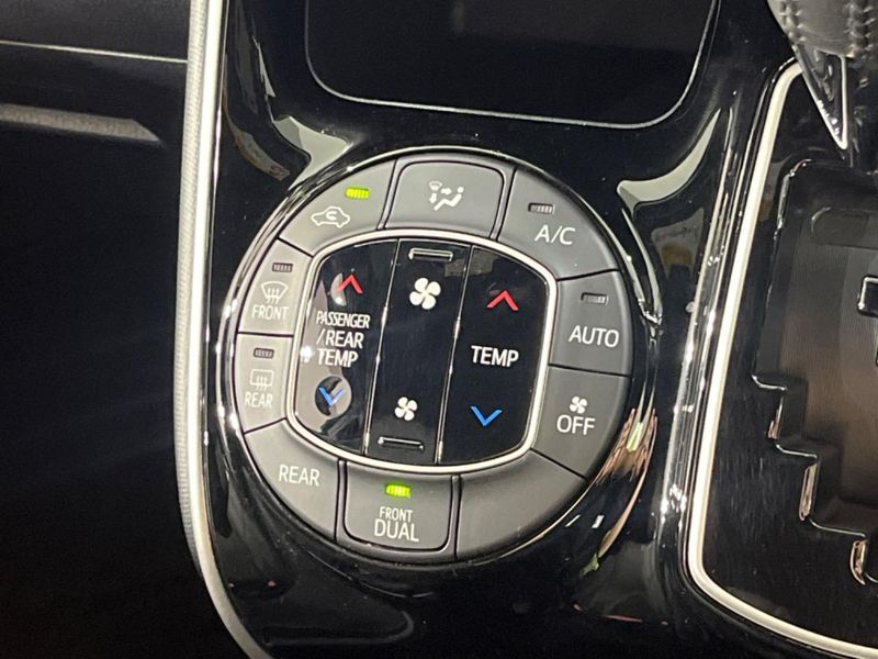 2019 Toyota Voxy DBA-ZRR85W (UW-6a3c9d00ef698)[17]