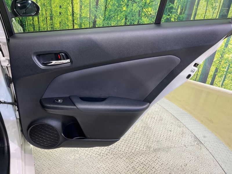2017 Toyota Prius PHV DLA-ZVW52 (UW-6a3c9d1241cdd)[28]