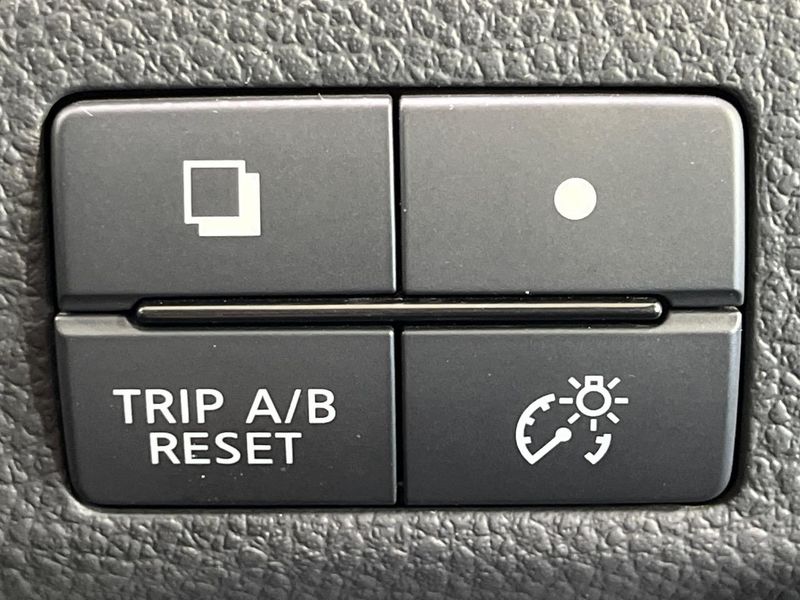 2015 Nissan Serena DAA-HFC26 (UW-6a41e17031c80)[27]