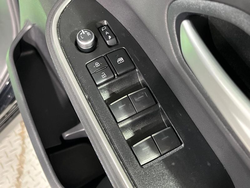 2023 Toyota Voxy 6BA-MZRA90W (UW-6a41e2577f2a1)[28]
