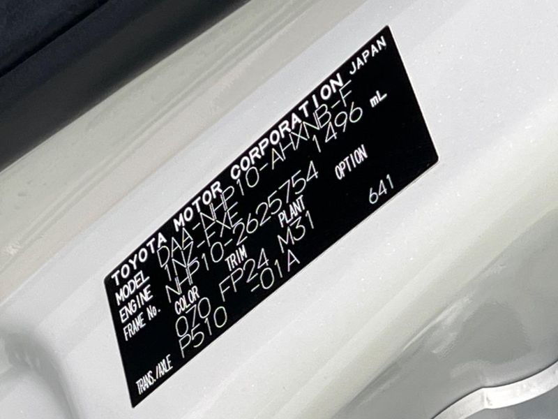2019 Toyota Aqua DAA-NHP10 (UW-6a41e25d5bbbd)[1]