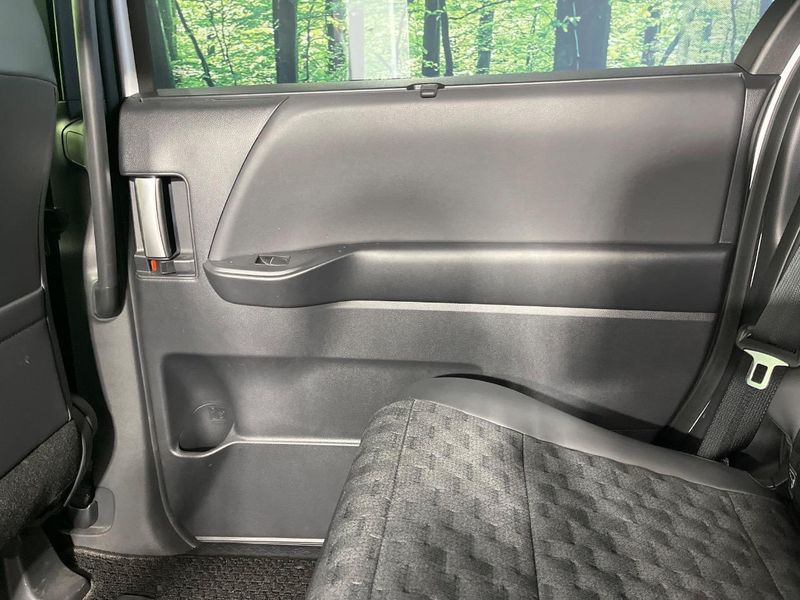 2023 Toyota Voxy 6AA-ZWR90W (UW-6a41e2e0dd7c3)[28]