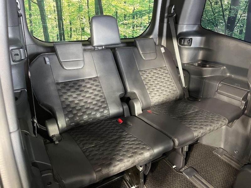 2023 Toyota Voxy 6AA-ZWR90W (UW-6a41e2e0dd7c3)[23]