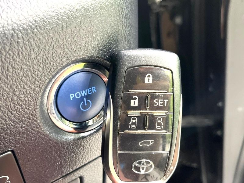2019 Toyota Alphard Hybrid DAA-AYH30W (UW-6a48a7e3de45b)[15]