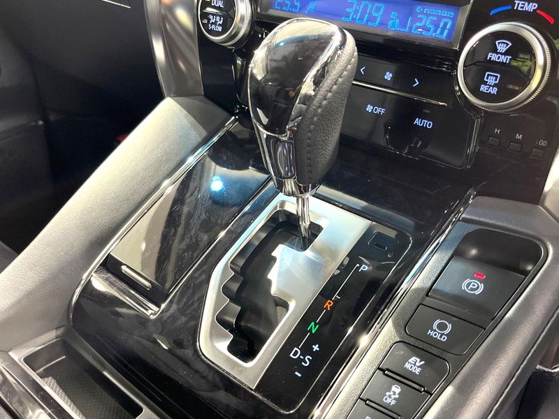 2019 Toyota Alphard Hybrid DAA-AYH30W (UW-6a48a7e3de45b)[23]
