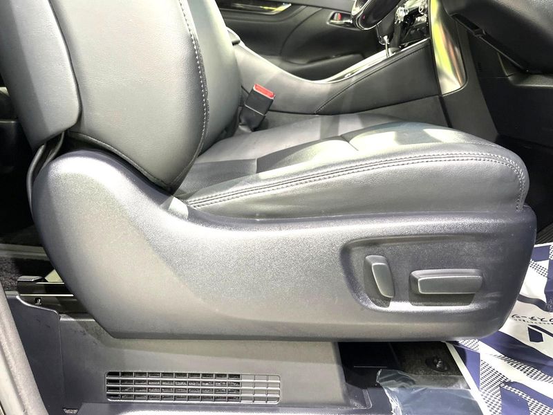2019 Toyota Alphard Hybrid DAA-AYH30W (UW-6a48a7e3de45b)[14]