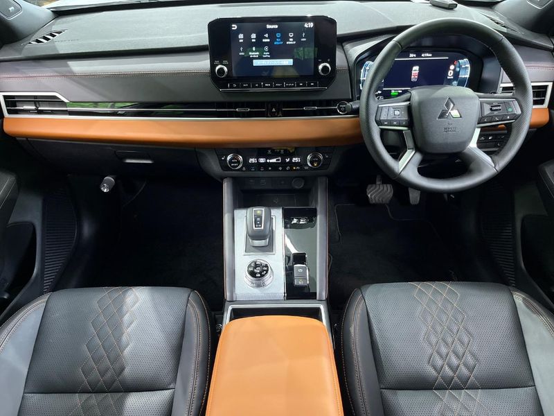 2023 Mitsubishi OUTLANDER PHEV 5LA-GN0W (UW-6a48a88a025bd)[21]