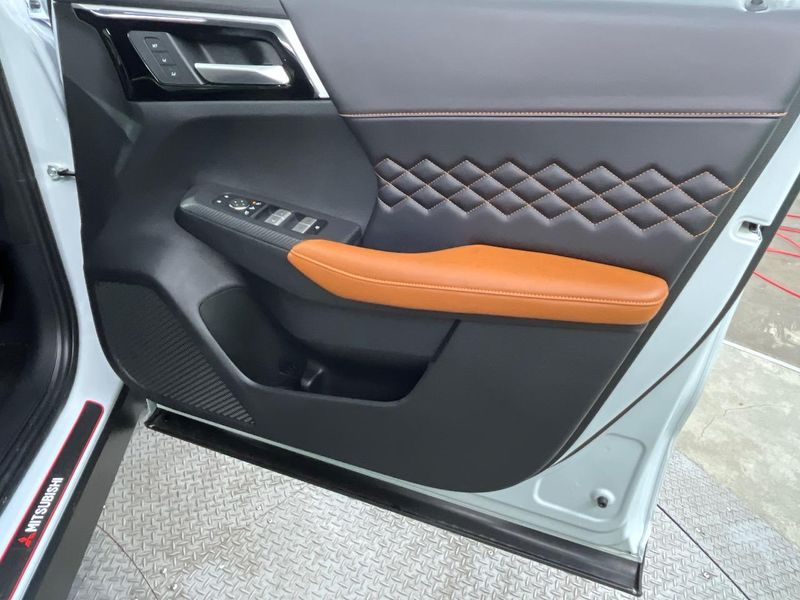 2023 Mitsubishi OUTLANDER PHEV 5LA-GN0W (UW-6a48a88a025bd)[15]