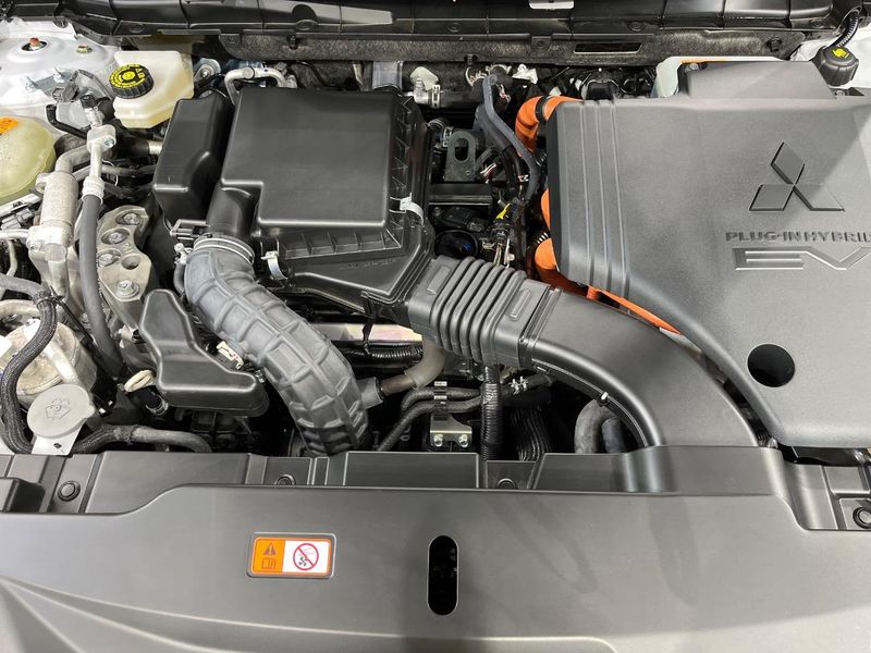 2023 Mitsubishi OUTLANDER PHEV 5LA-GN0W (UW-6a48a88a025bd)[4]