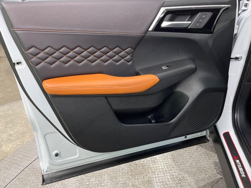 2023 Mitsubishi OUTLANDER PHEV 5LA-GN0W (UW-6a48a88a025bd)[11]