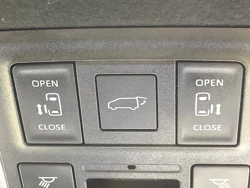 2023 Toyota Noah 6AA-ZWR90W (UW-6a48abb65c2ba)[13]