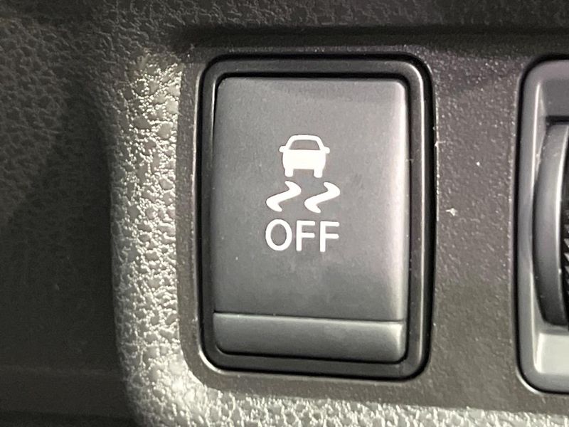 2017 Nissan Note DAA-HE12 (UW-6a49ca8bd173d)[28]