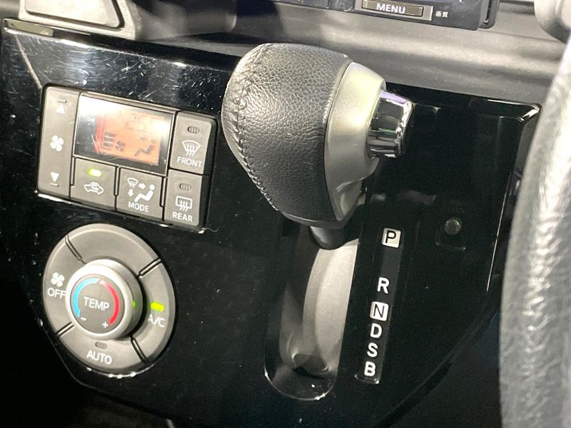 2018 Toyota Pixis Mega DBA-LA700A (UW-6a49cb62c485a)[23]