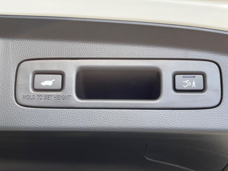 2022 Honda Vezel 6AA-RV5 (UW-6a49cc753143b)[29]