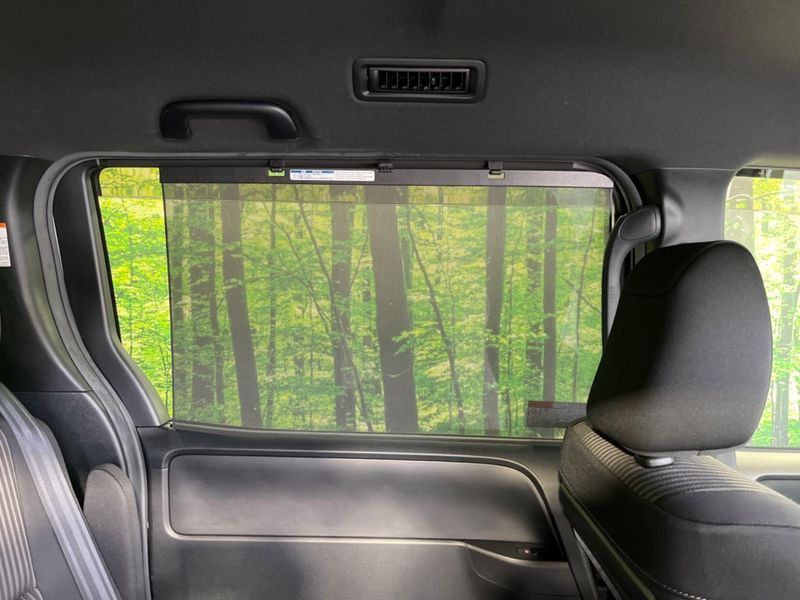 2017 Toyota Voxy DBA-ZRR80W (UW-6a49ccf61ea5a)[27]