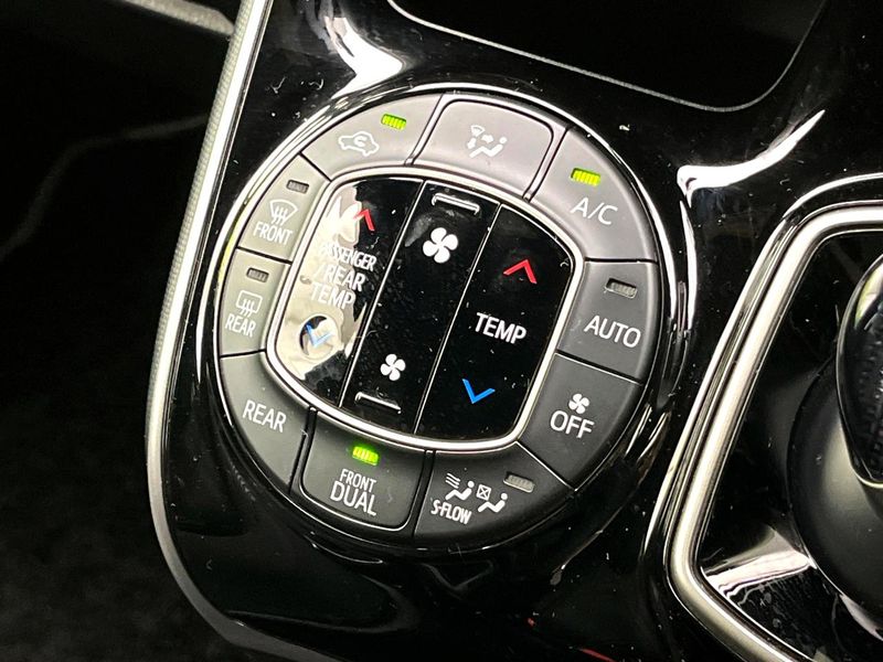 2020 Toyota Voxy DAA-ZWR80W (UW-6a49cd2d50db7)[19]