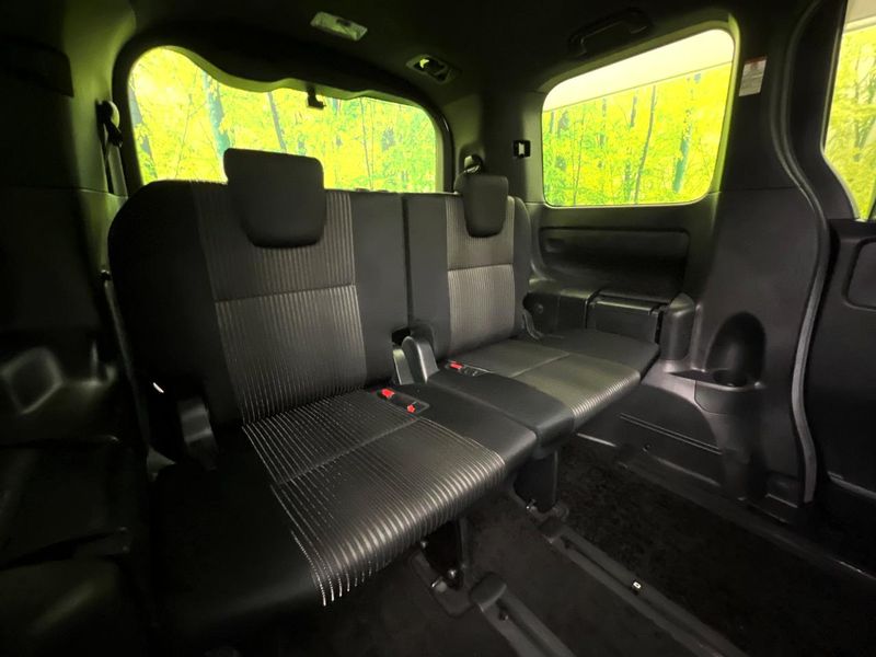 2020 Toyota Voxy DAA-ZWR80W (UW-6a49cd2d50db7)[28]