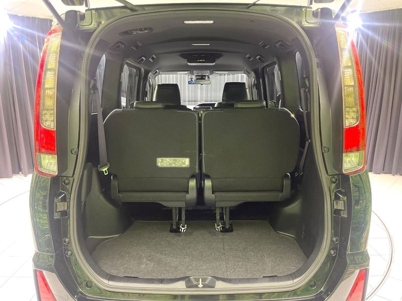 2016 Toyota Noah DAA-ZWR80W (UW-6a4b1e9566c87)[23]
