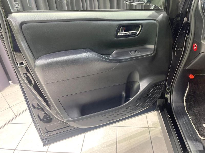 2016 Toyota Noah DAA-ZWR80W (UW-6a4b1e9566c87)[29]
