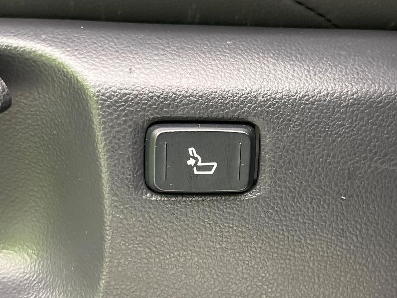 2020 Toyota C-HR 6AA-ZYX11 (UW-6a4b1eae94474)[29]
