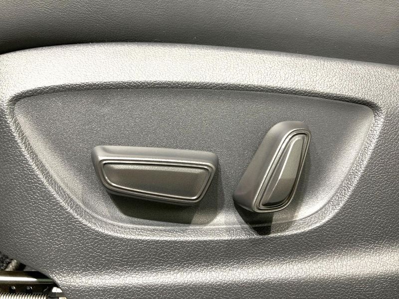 2022 Toyota Crown Crossover 6AA-AZSH35 (UW-6a4c6ced5a5f2)[18]