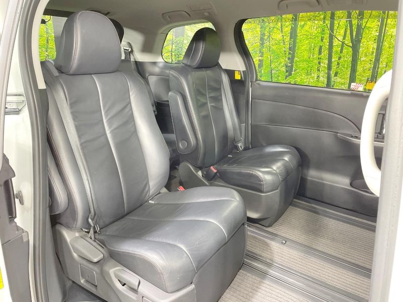 2013 Toyota Estima DBA-GSR55W (UW-6a4c6d9fa8185)[28]