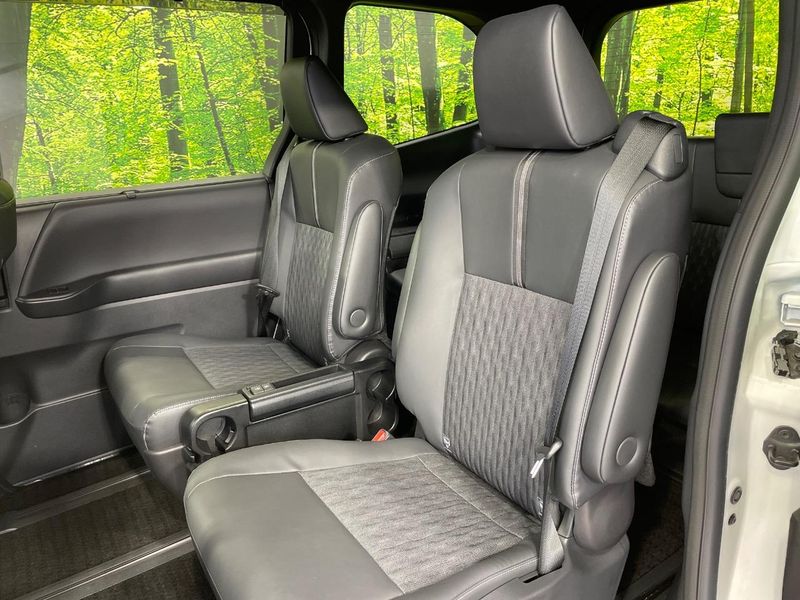 2022 Toyota Noah 6BA-MZRA90W (UW-6a4c6f7687c4c)[11]
