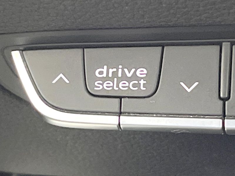 2017 Audi A4 DBA-8WCYRF (UW-6a4dc15aa9d5d)[24]