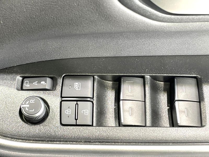 2023 Toyota Voxy 6BA-MZRA90W (UW-6a4f122604a0a)[12]