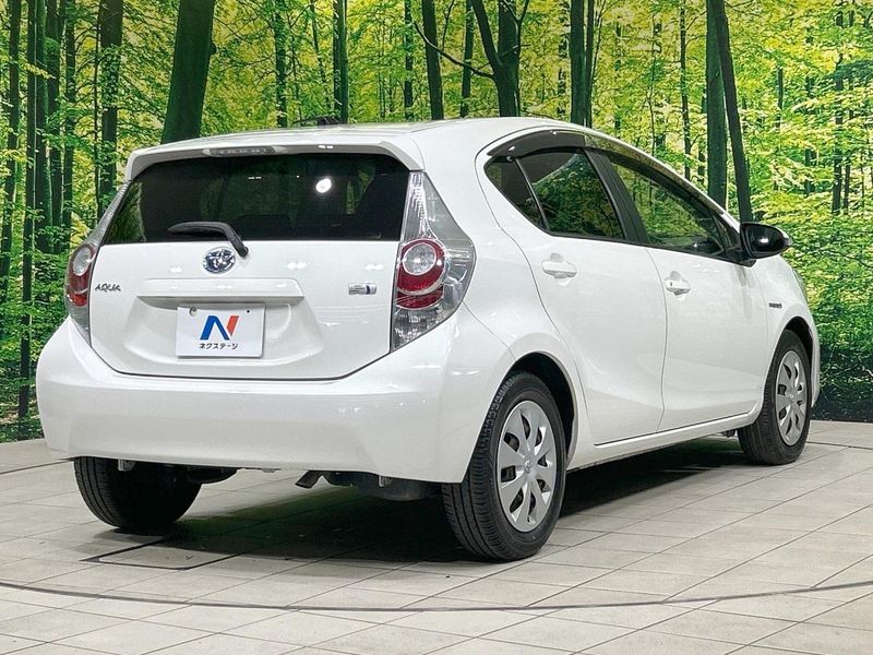 2013 Toyota Aqua DAA-NHP10 (UW-6a4f122e83212)[16]