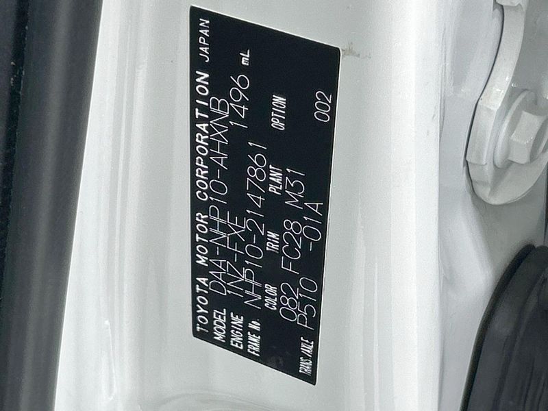 2013 Toyota Aqua DAA-NHP10 (UW-6a4f122e83212)[1]
