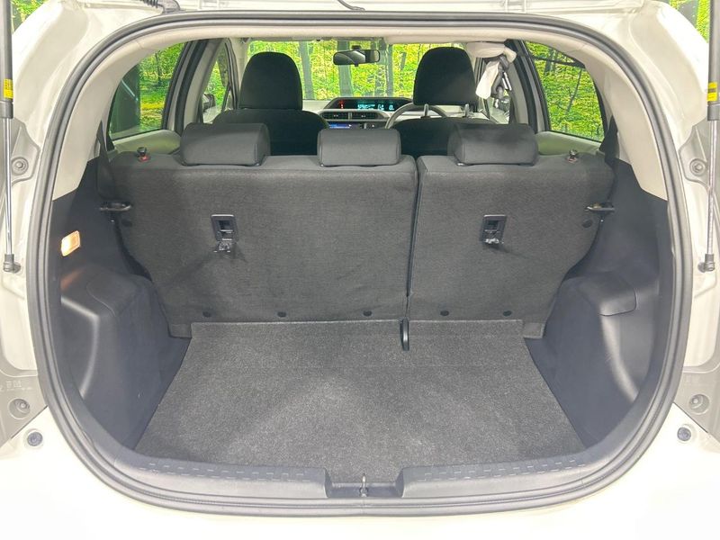 2013 Toyota Aqua DAA-NHP10 (UW-6a4f122e83212)[24]