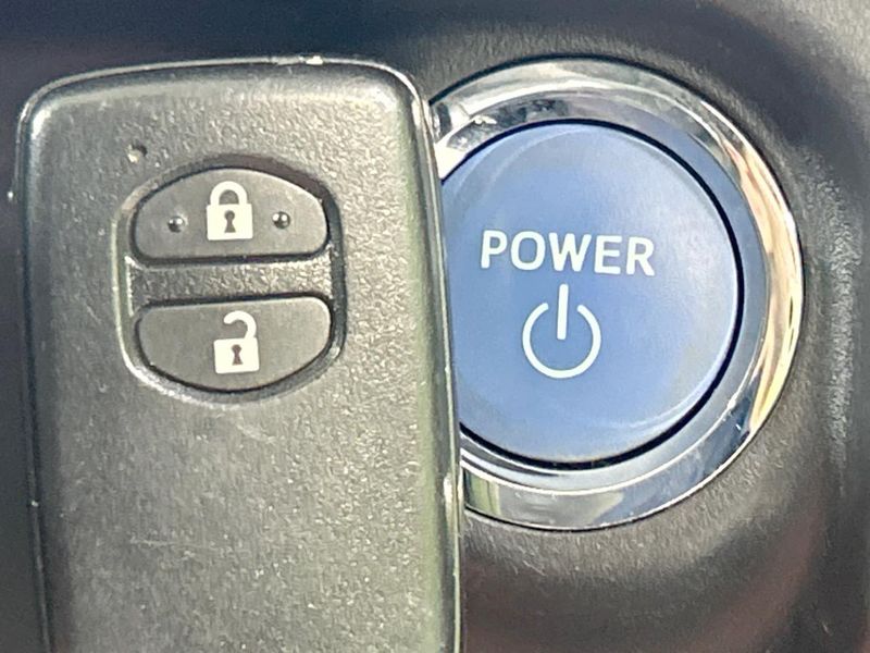 2013 Toyota Aqua DAA-NHP10 (UW-6a4f122e83212)[5]
