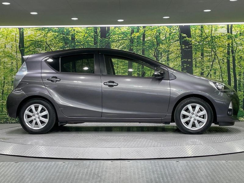 2013 Toyota Aqua DAA-NHP10 (UW-6a4f123053373)[15]