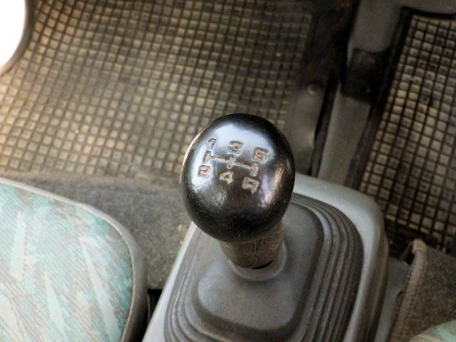 1999 Suzuki Carry Truck DA52T (UW-6a4f63323e19d)[13]