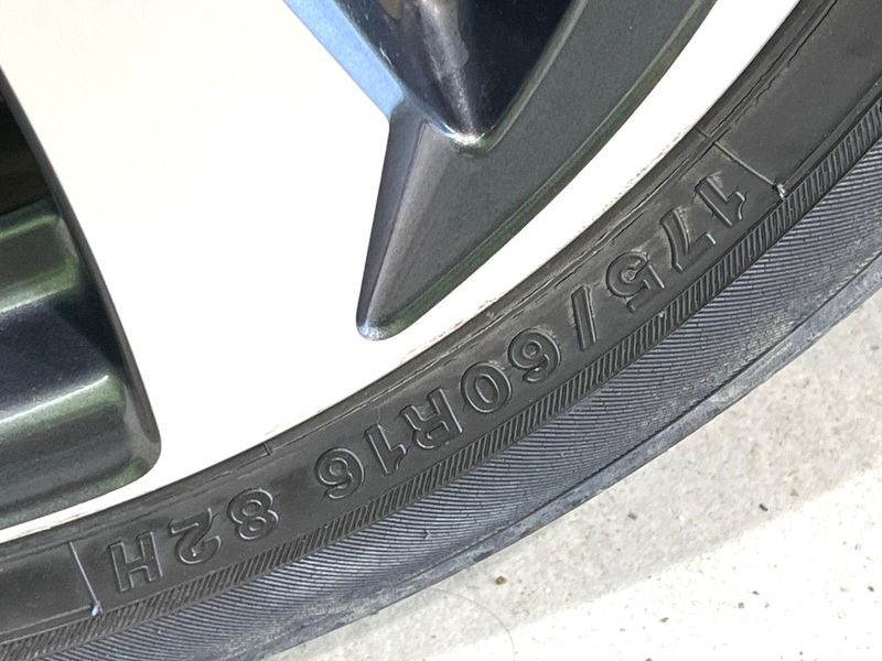 2016 Toyota Aqua DAA-NHP10 (UW-6a50643ee250a)[16]