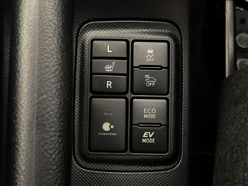 2018 Toyota Aqua DAA-NHP10 (UW-6a50644235ba3)[18]